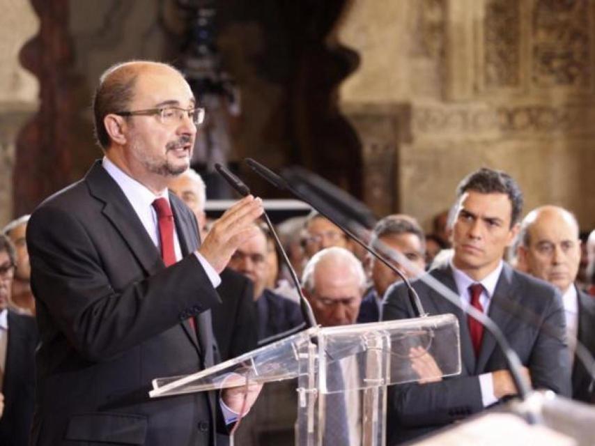 Javier Lambán y Pedro Sánchez, al fondo.