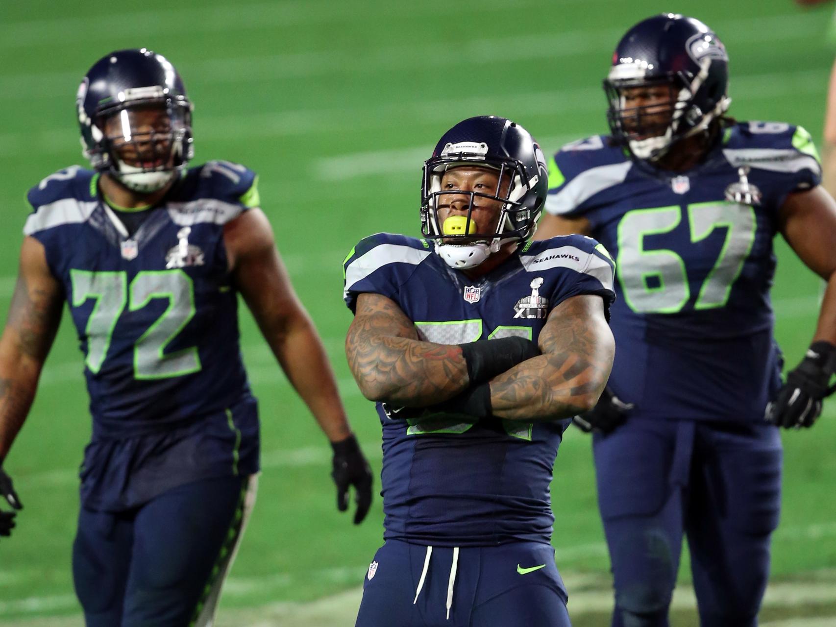Bruce Irvin, con los brazos cruzados, en un partido de la temporada pasada.
