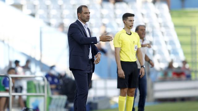 Esnáider da indicaciones desde la banda técnica.