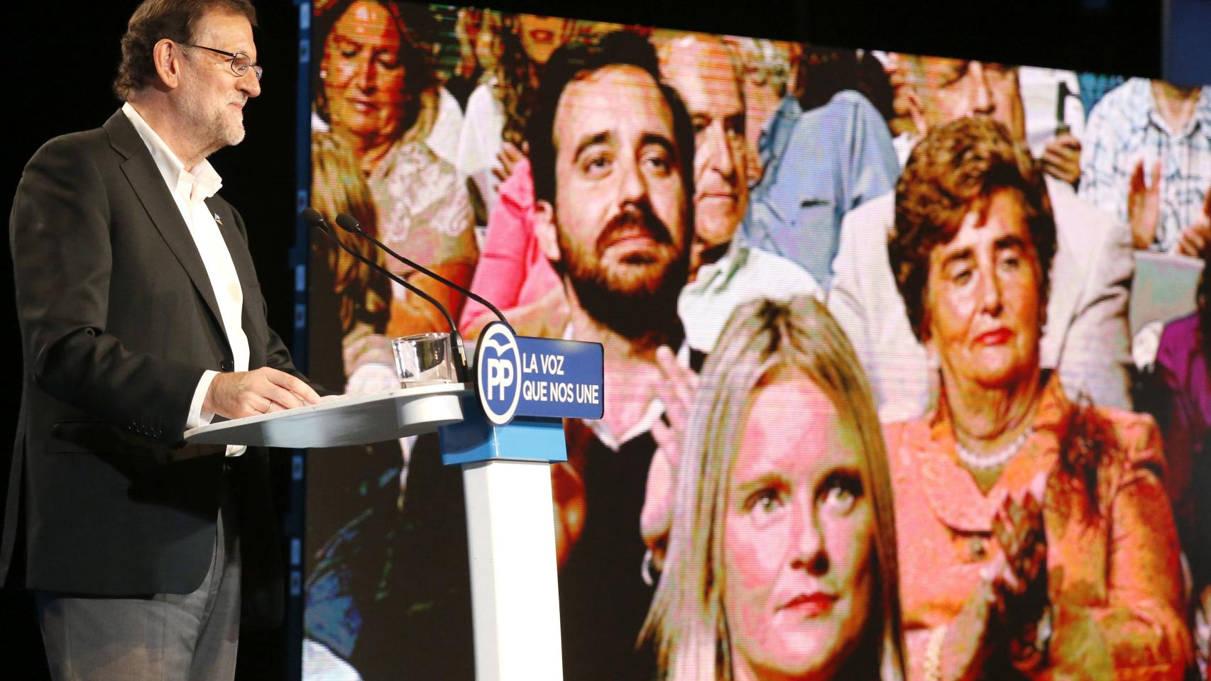 Rajoy, durante el acto del PP de Bilbao con Marimar Blanco en la pantalla.