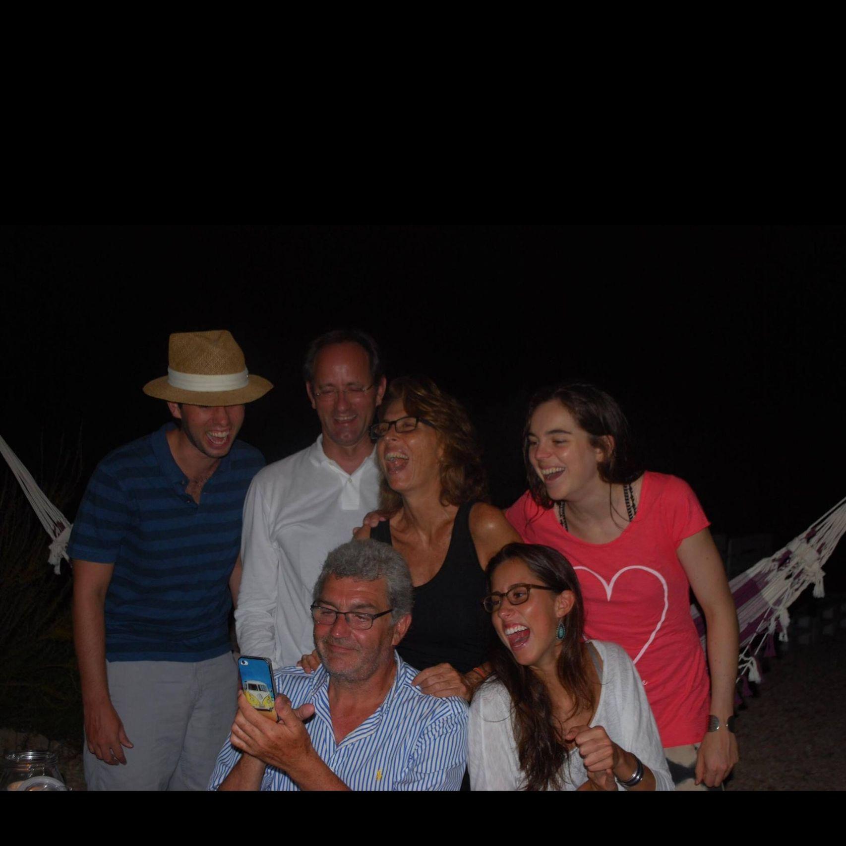 La novia junto a su familia en un momento distendido.