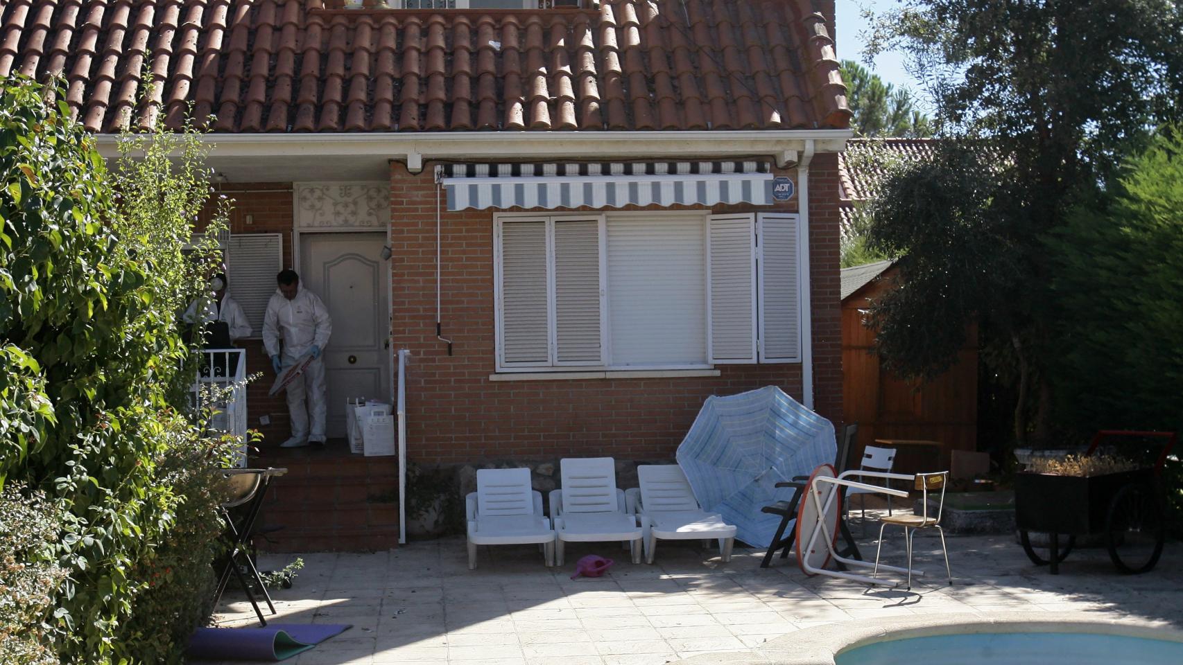 La vivienda de la urbanización de  La Arboleda de Pioz en la que han sido hallados los cuerpos.