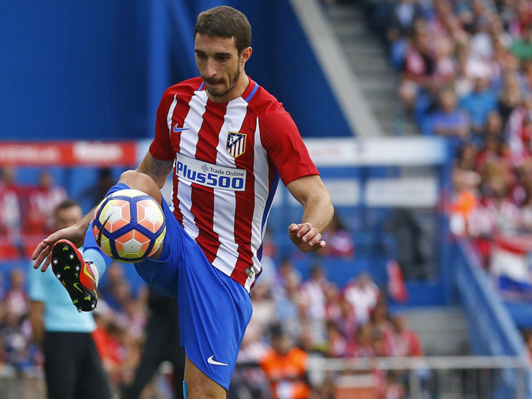 Vrsaljko controla un balón en su debut  en el Calderón.