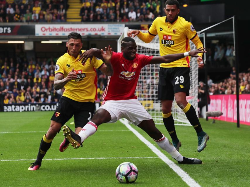 Pogba intenta hacerse con el balón ante el Watford.