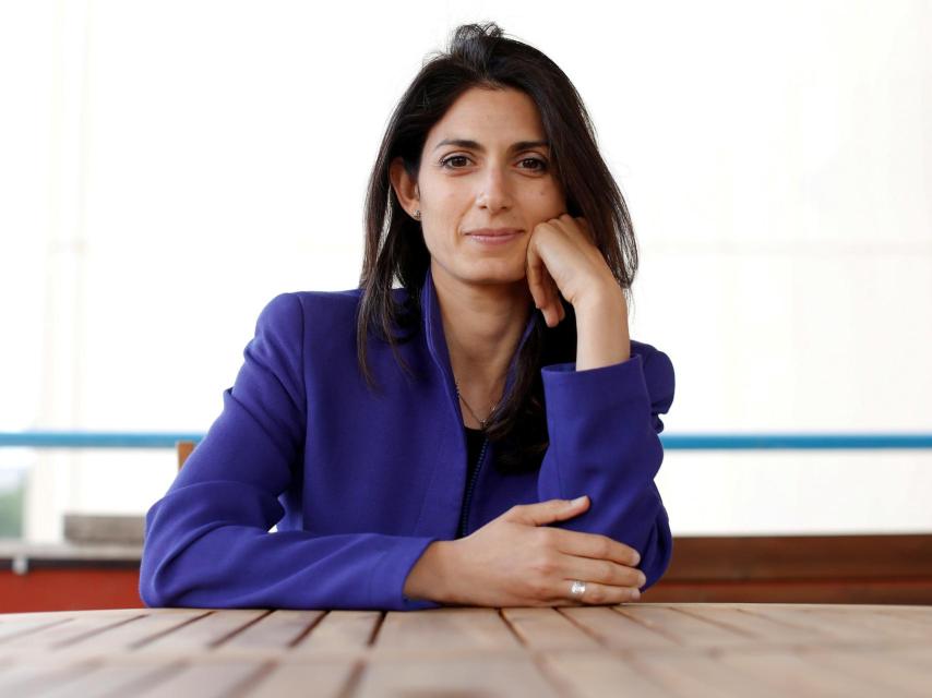 Virginia Raggi dirige Roma desde hace seis meses.