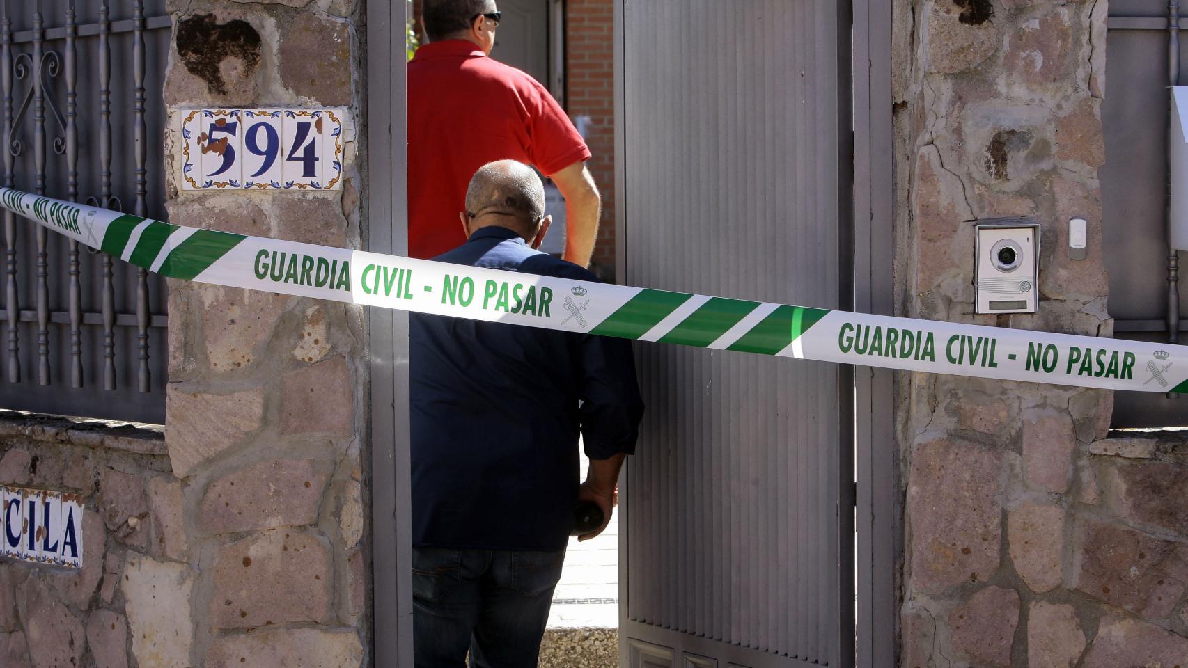 Miembros del equipo de investigacion entrando en el chalet donde se encontraban los cuerpos.