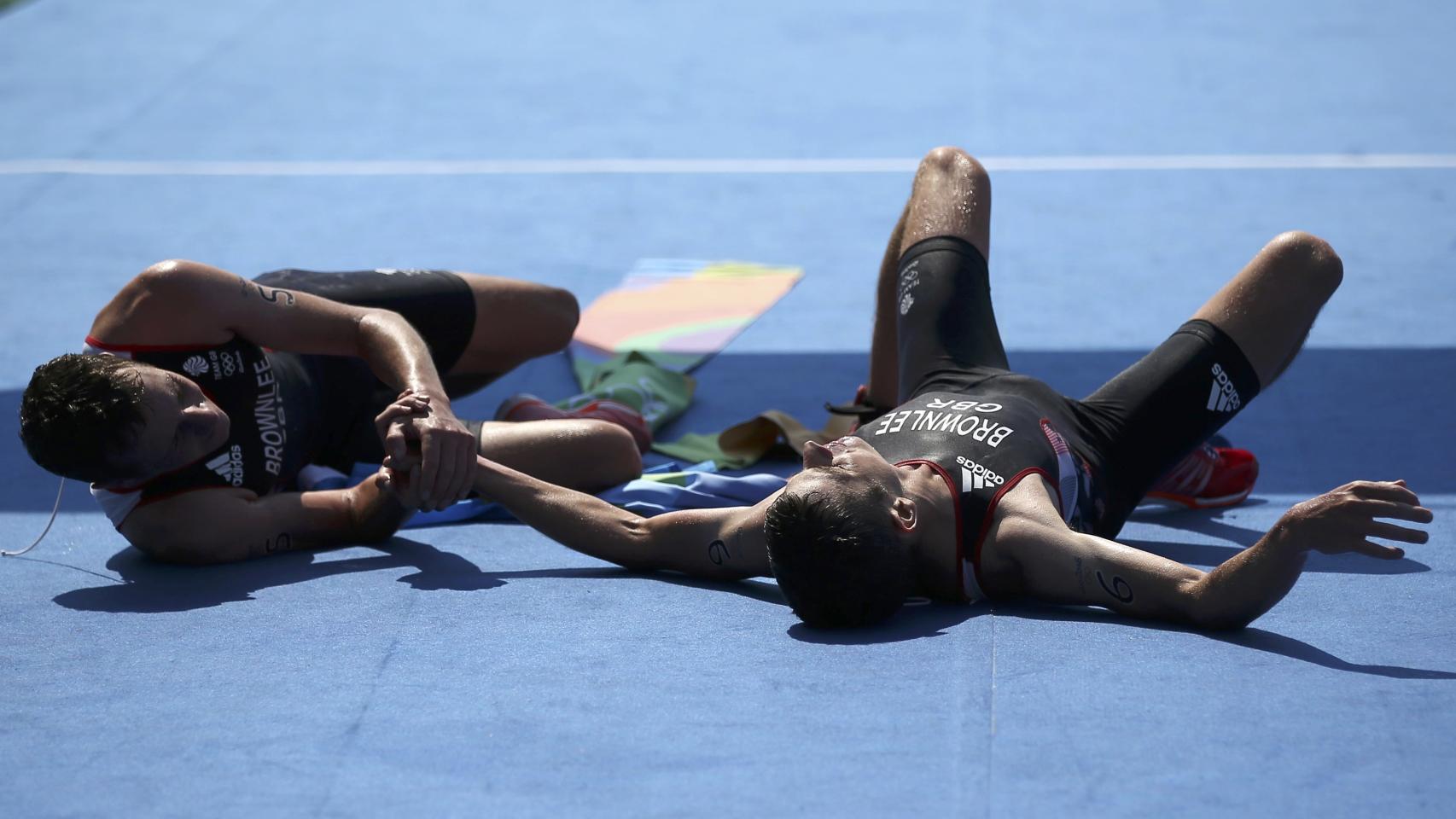 Los hermanos Brownlee, tras cruzar la meta.
