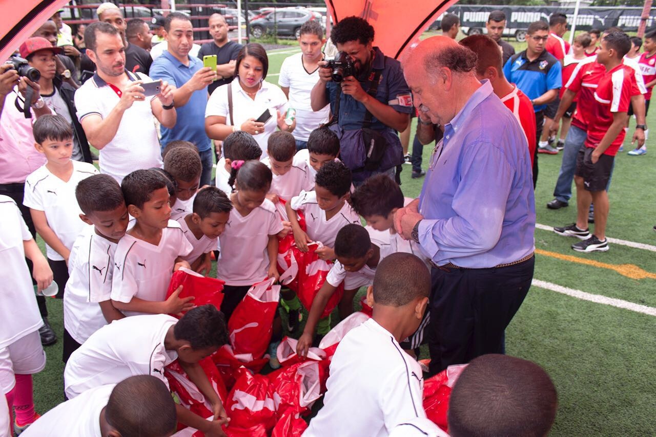 Del Bosque, durante el clínic con niños panameños.