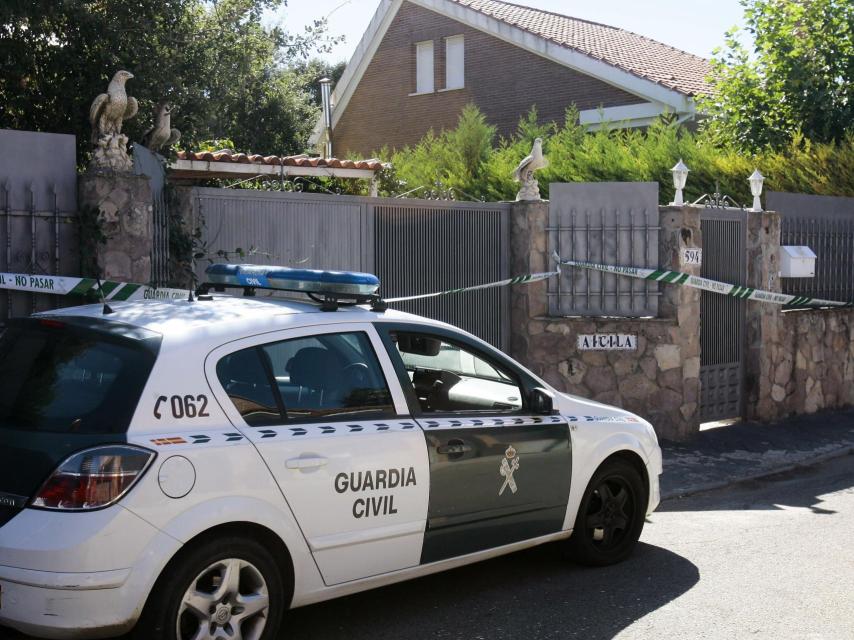 El chalet de la familia, acordonado por la Guardia Civil