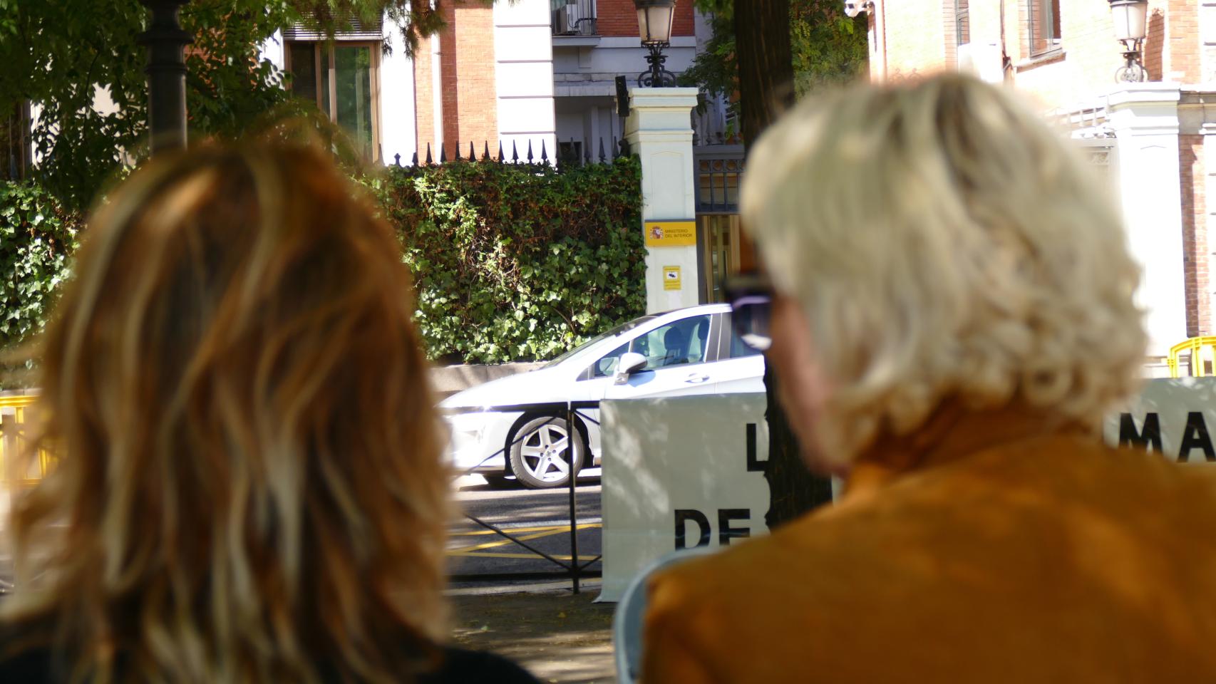 Dos de las viudas del atentado de Oyarzun frente al Ministerio del Interior.