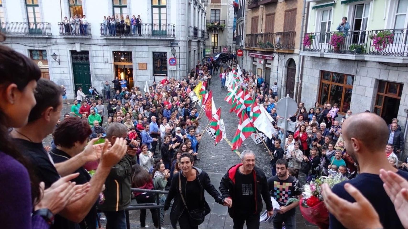 El etarra entra en el consistorio aclamado por la multitud del pueblo