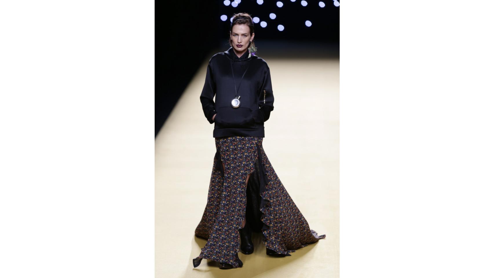 Nieves Álvarez abriendo el desfile.