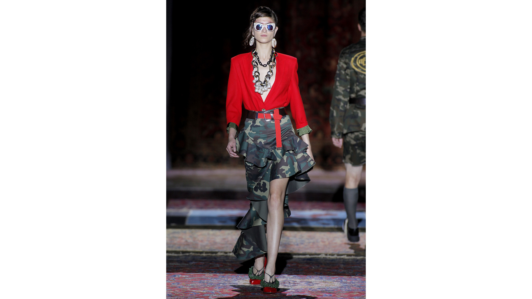 El rojo se presenta como color estrella para combinarlo.