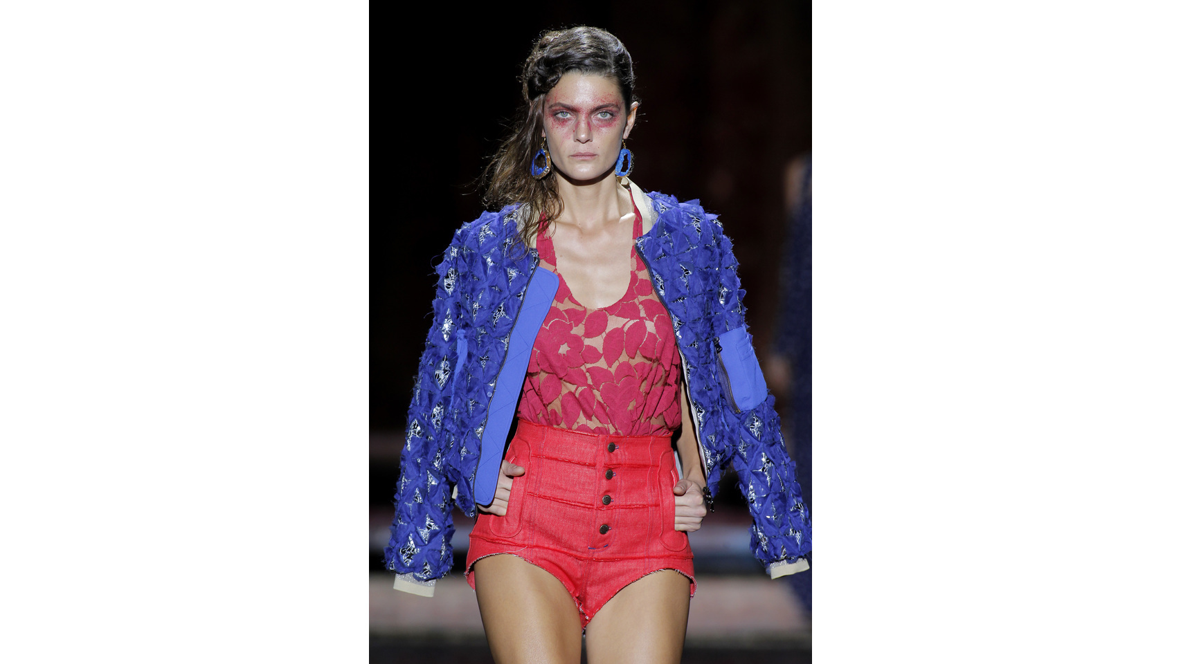 El color azul eléctrico tanto para día como para noche.