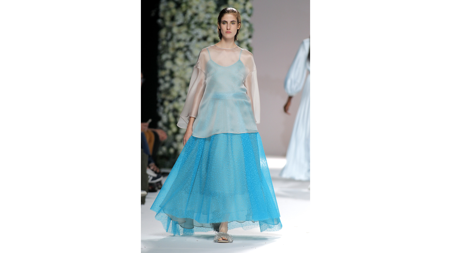 Cortes asimétricos en telas vaporosas.