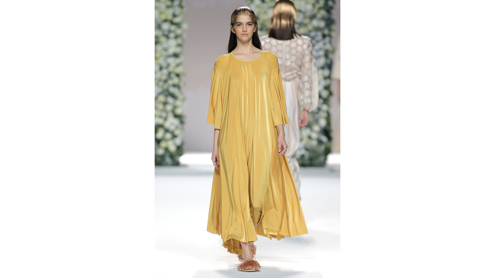 Vestido color mostaza.