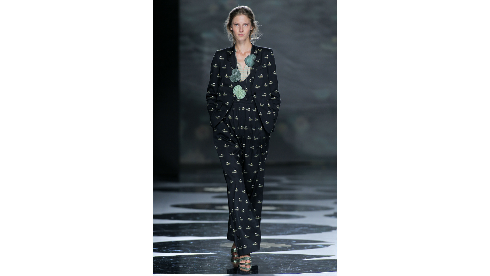 Nenúfares y flores de loto inundan las prendas de esta firma.