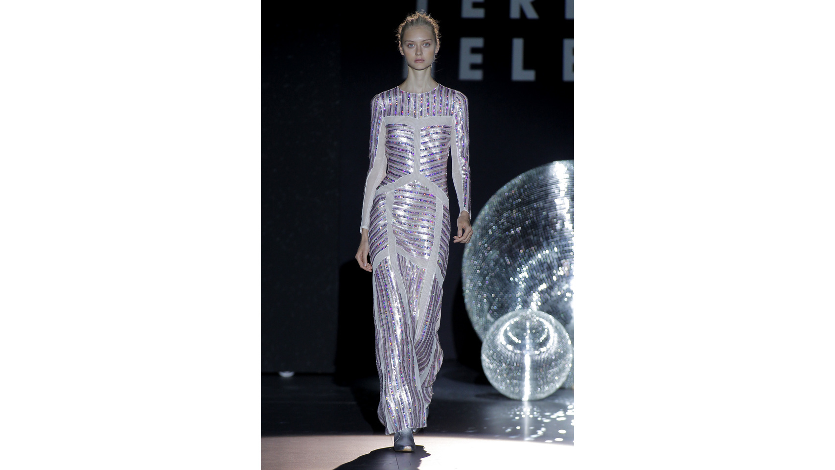 Vestidos que podrían ser guardados en un joyero.