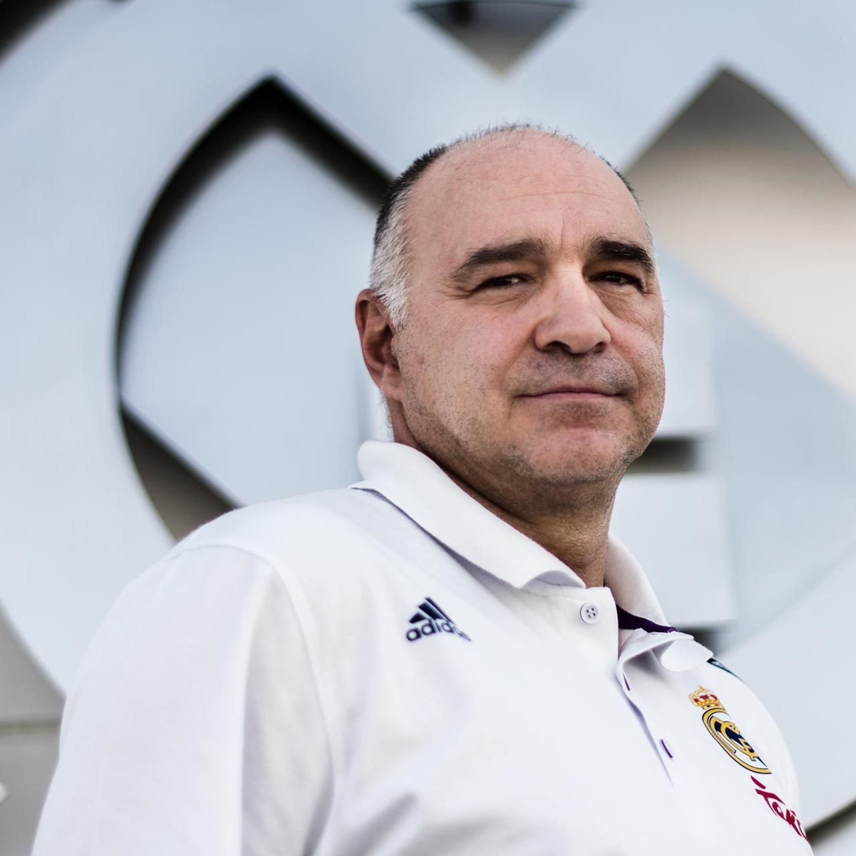 Laso posa junto al escudo del Real Madrid.