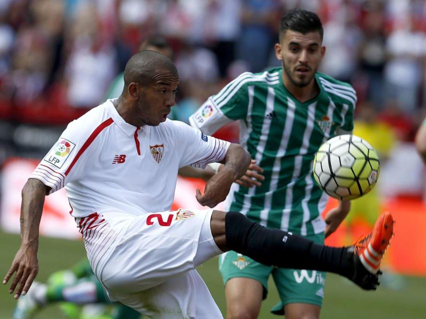 Mariano frente a Ceballos en un derbi de la temporada pasada.