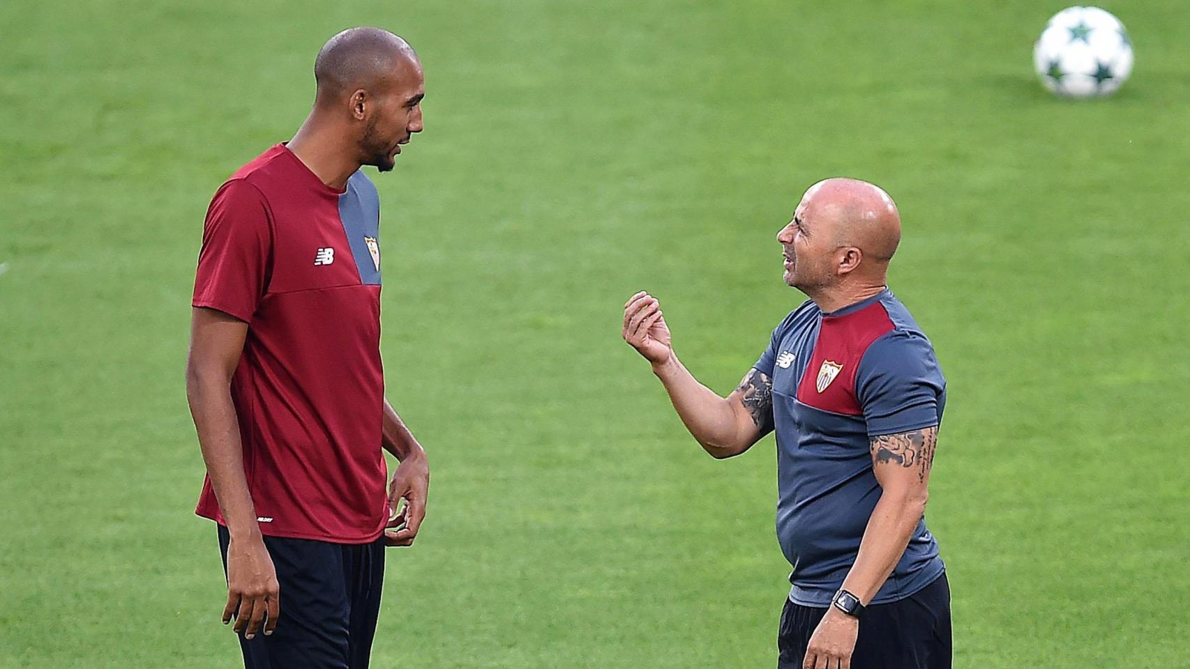 Sampaoli conversa con Nzonzi en un entrenamiento reciente.