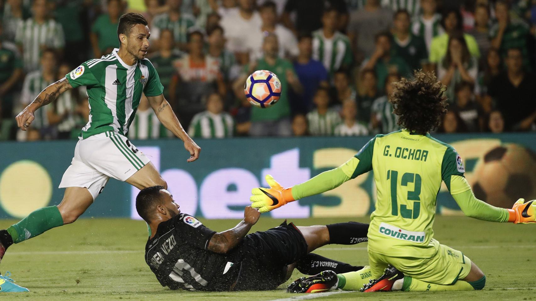 Rubén Castro intenta rematar ante el Granada.