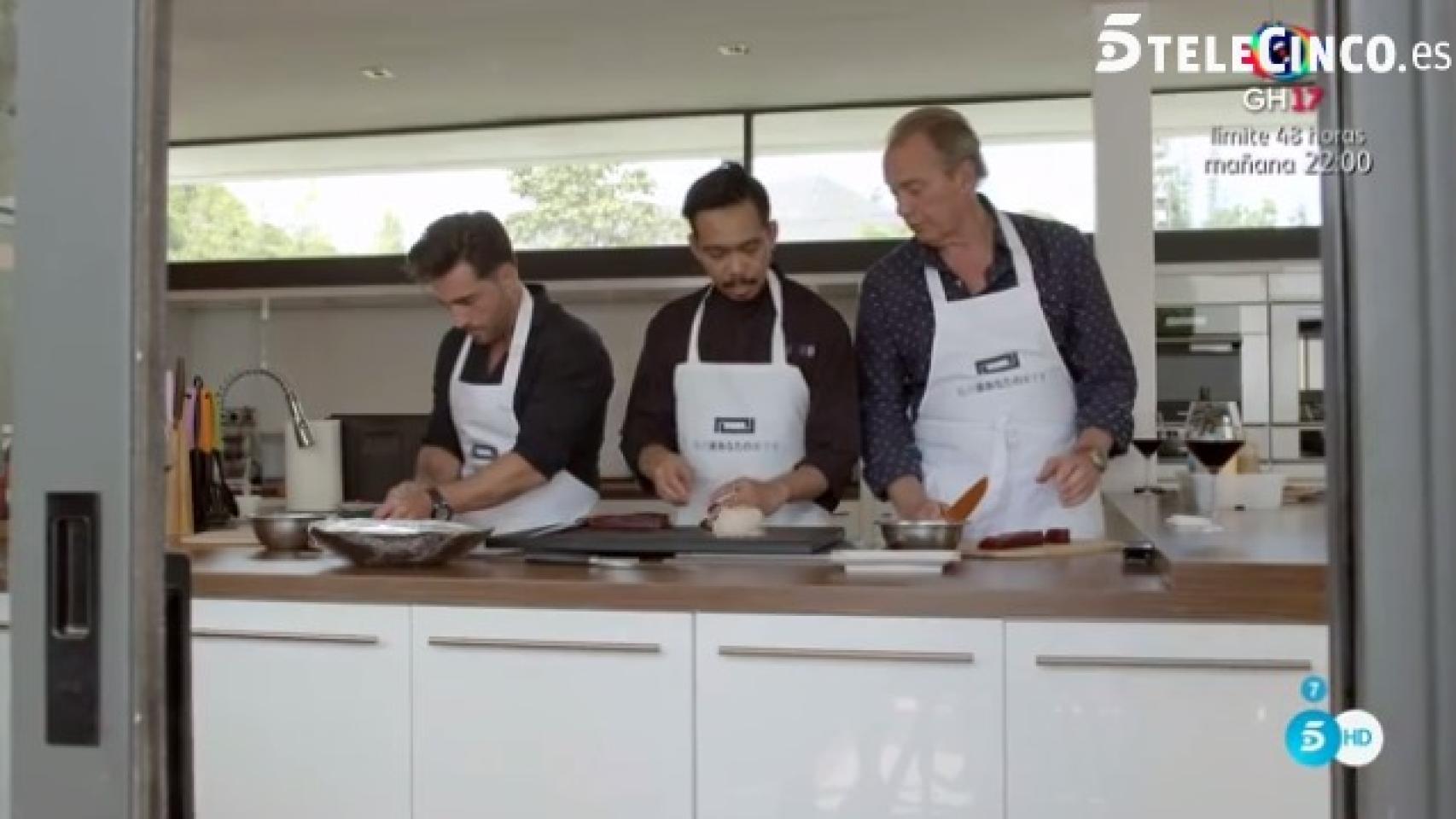 Bertin y Bustamante haciendo sushi.