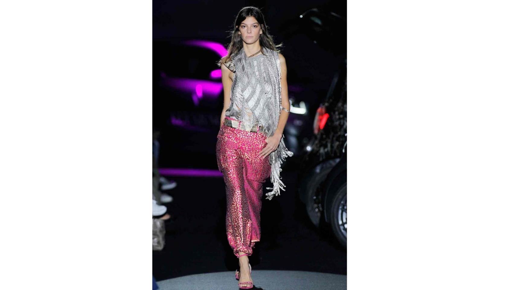 La modelo Marta Ortiz desfilando en París.