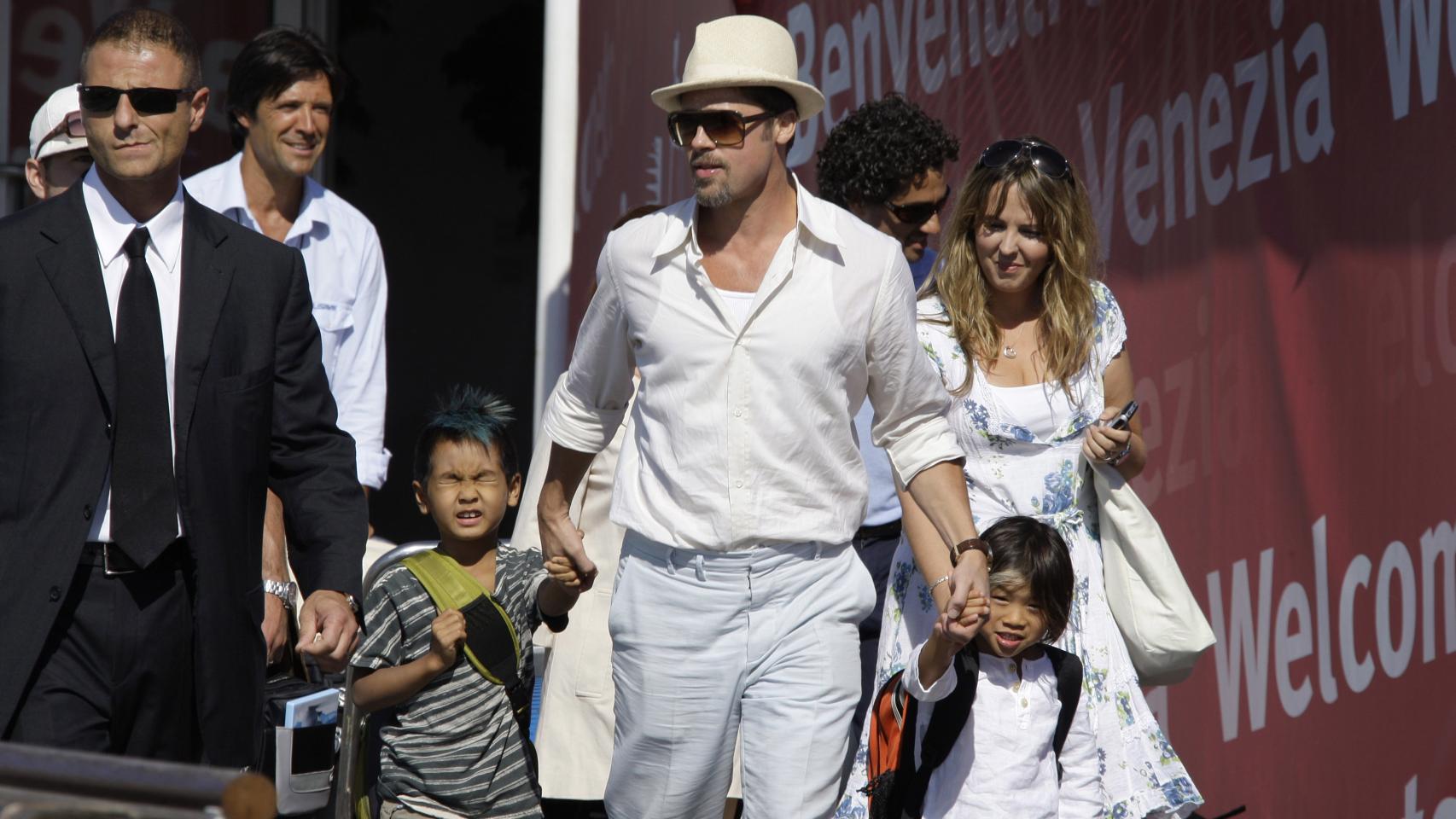 Pitt con dos de sus hijos, Maddox (izqda) y Pax (derecha) en Venecia (Italia)