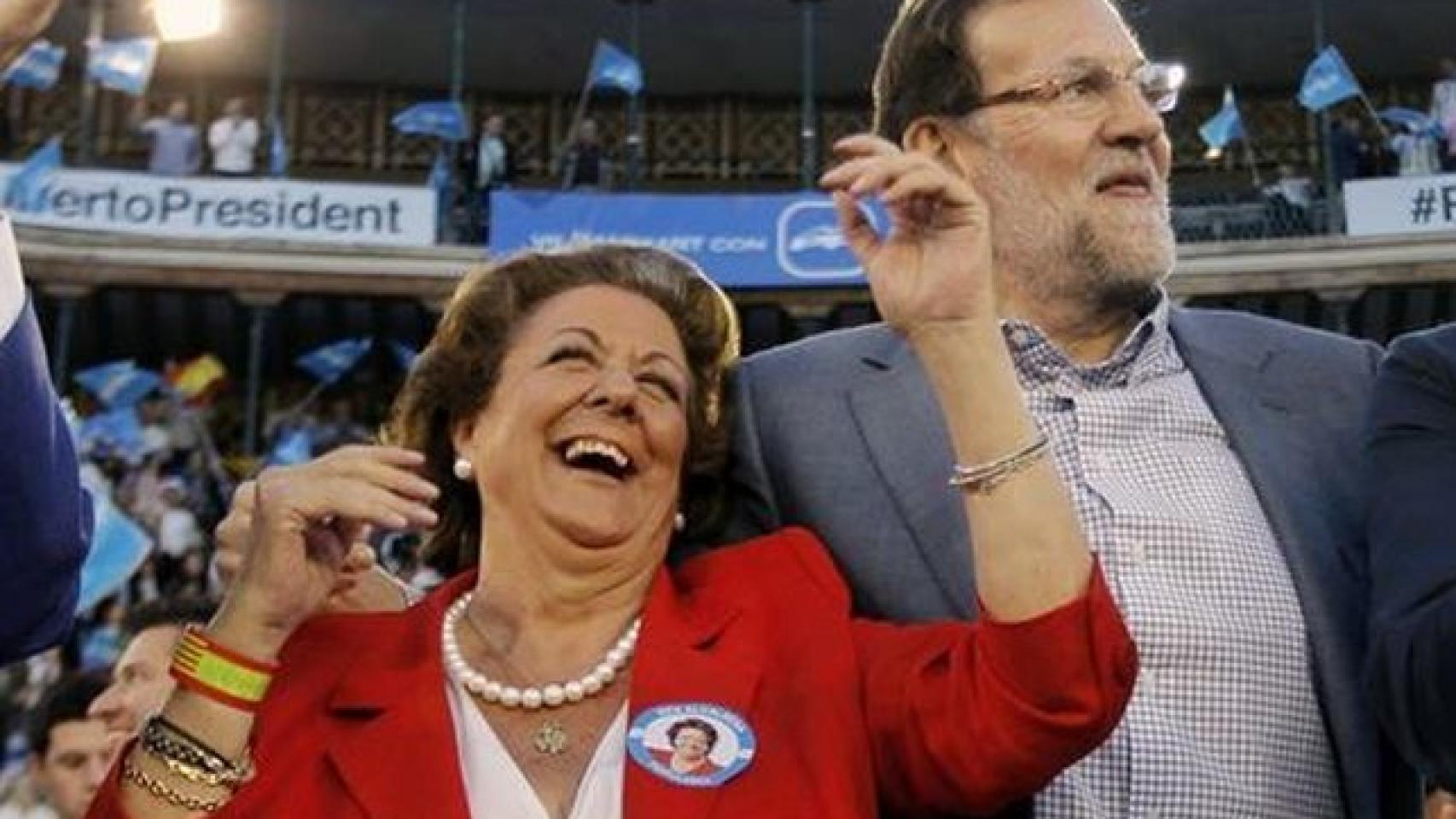 La exalcaldesa de Valencia, Rita Barberá, junto a Mariano Rajoy en un mitin en la plaza de Toros/ EFE / ARCHIVO