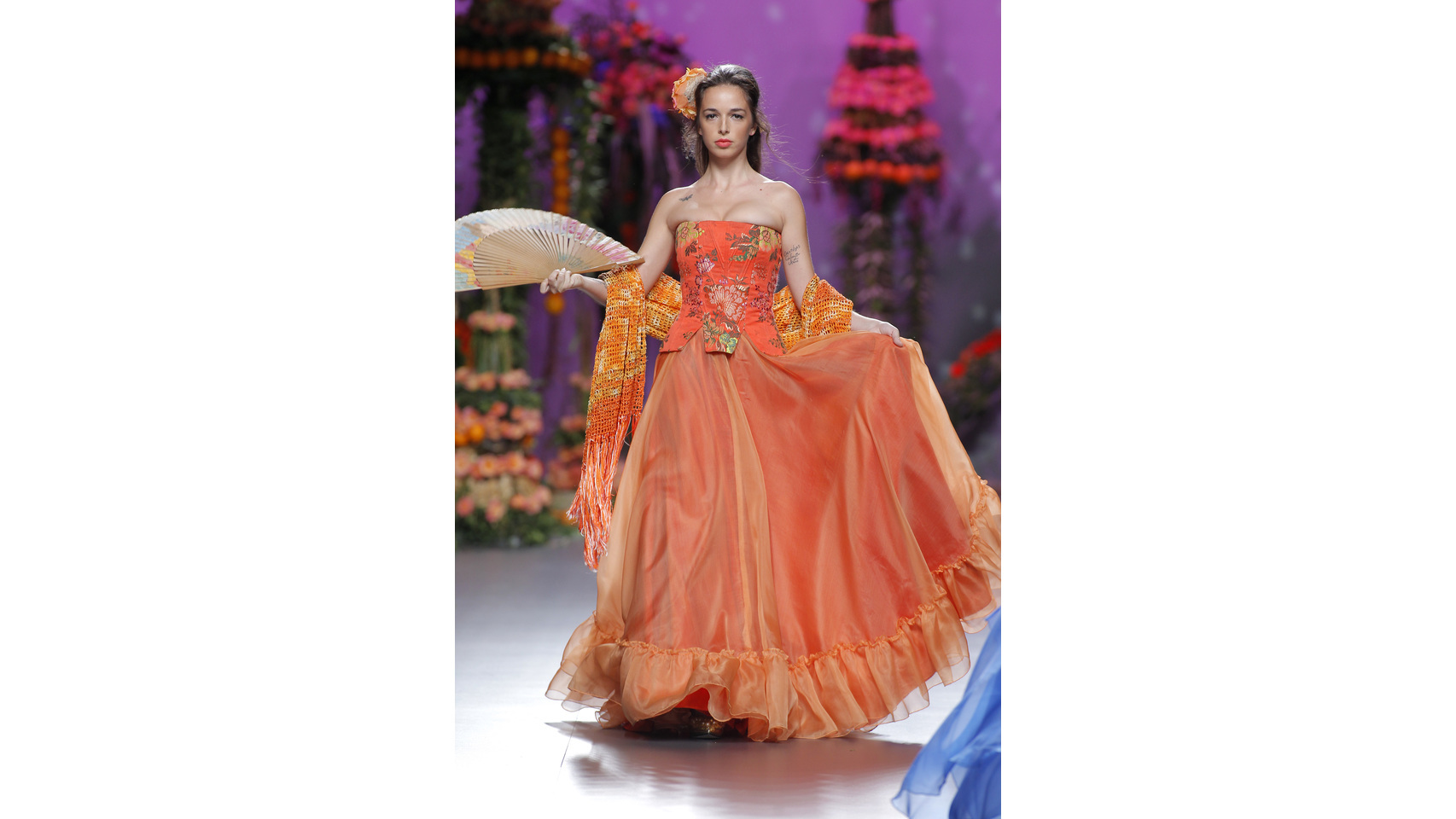 Colores naranjas que recuerdan a la tierra del diseñador.