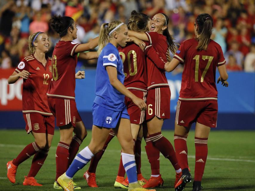 Las jugadoras de España celebran uno de los cinco goles a Finlandia.