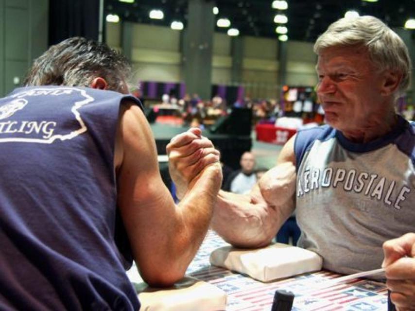 Norm Devio (derecha), durante un torneo de pulsos.