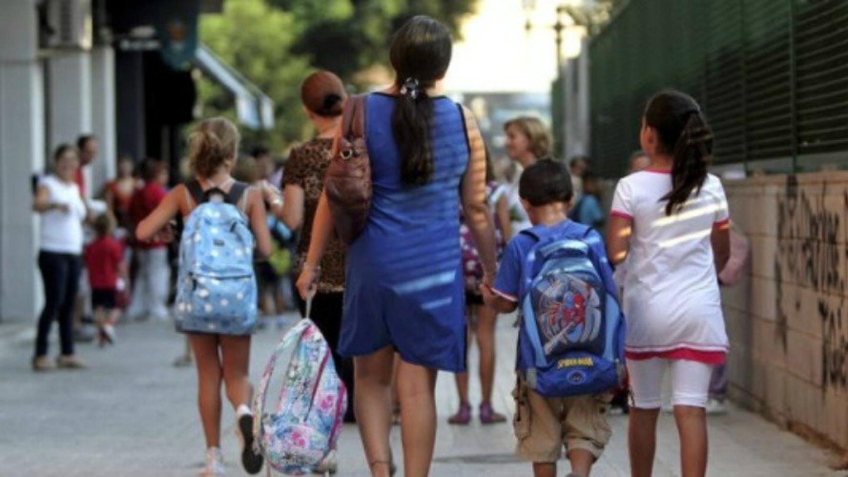 Madre acompaña a sus hijos al colegio