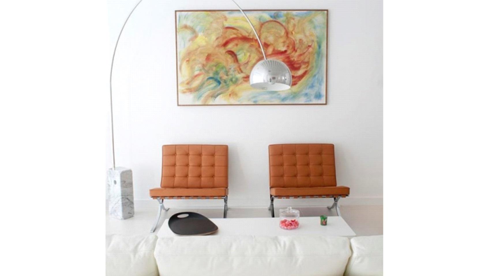 Lámpara Arco y sillas Barcelona (Foto: Flos).