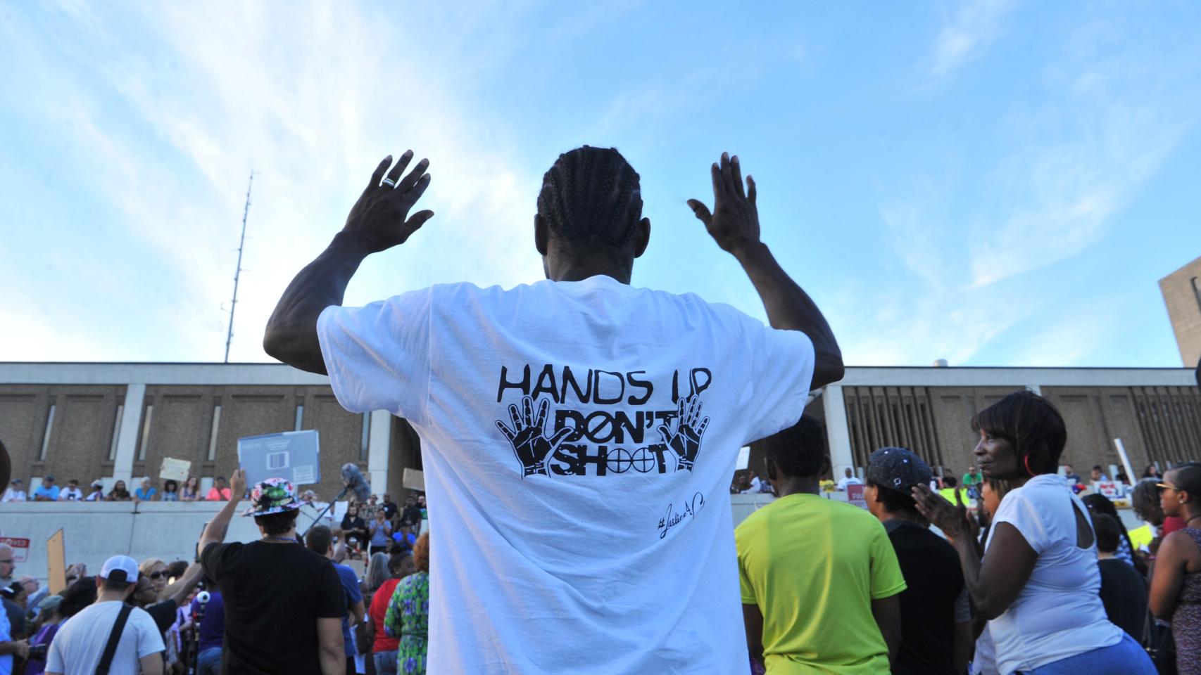 Manifestación en Oklahoma contra la muerte de un hombre negro.