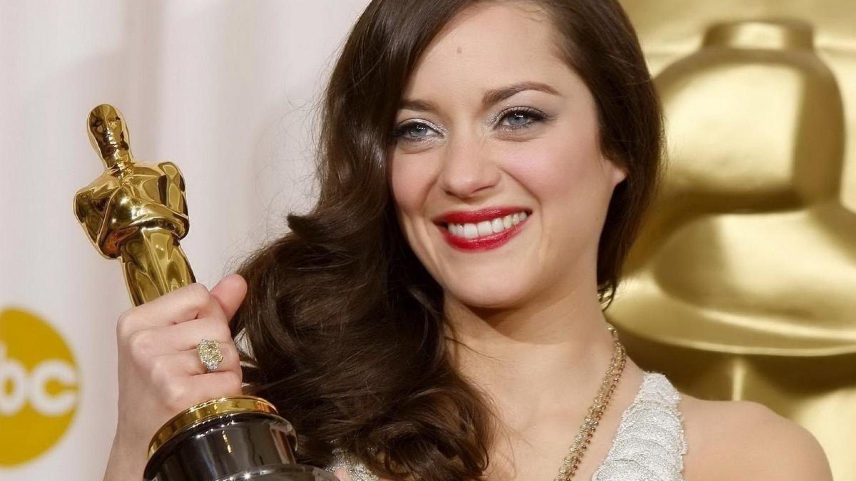 Marion Cotillard galardonada con un Óscar en 2007.