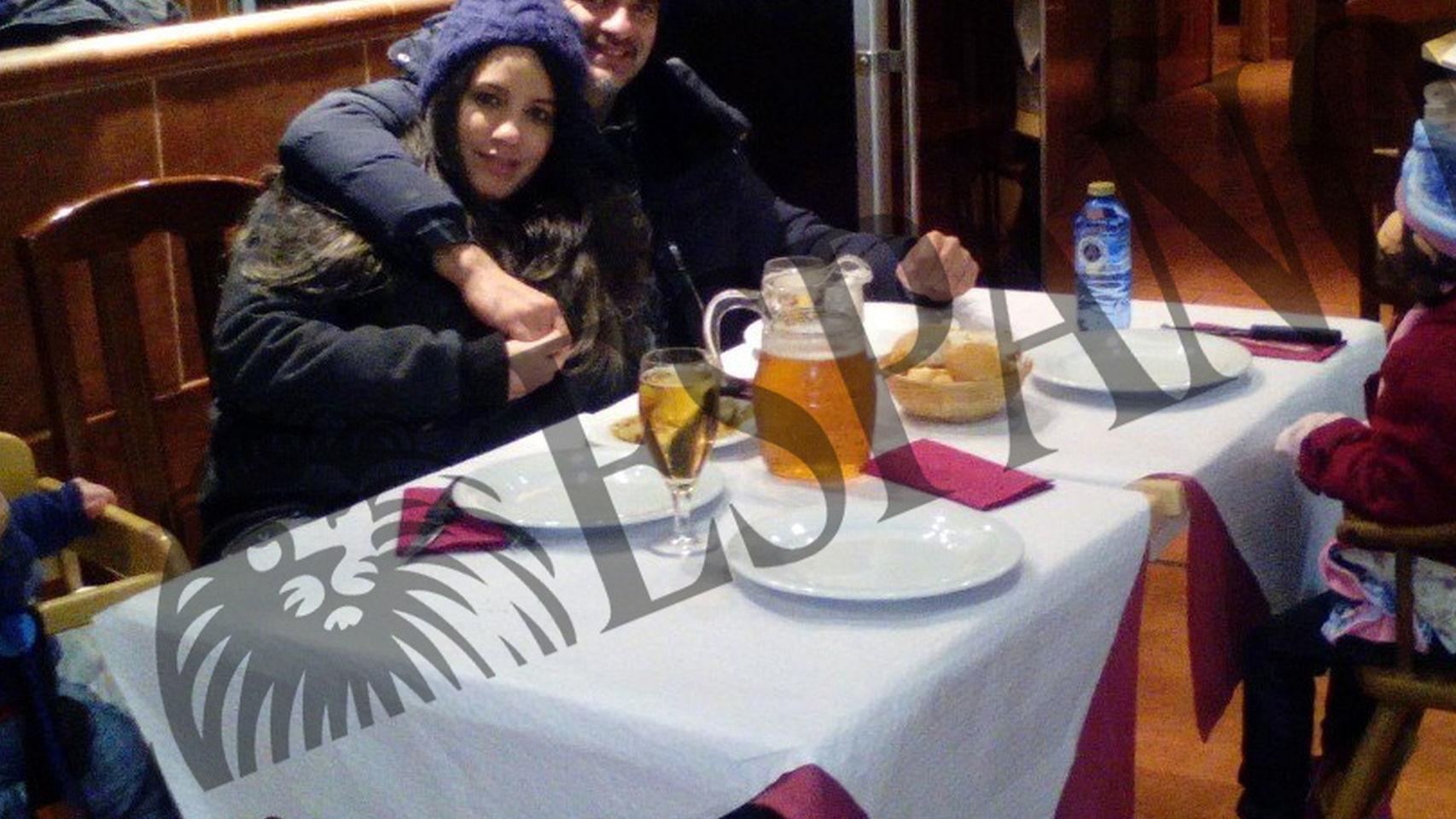 La familia descuartizada en Pioz posan con sus hijos