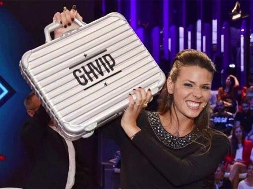 Laura Matamoros con el maletín de ganadora de GH en sus manos