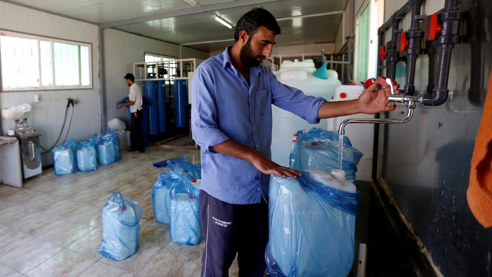 Un asilado sirio realizando labores de trabajo en Al-Zaatri, Jordania.