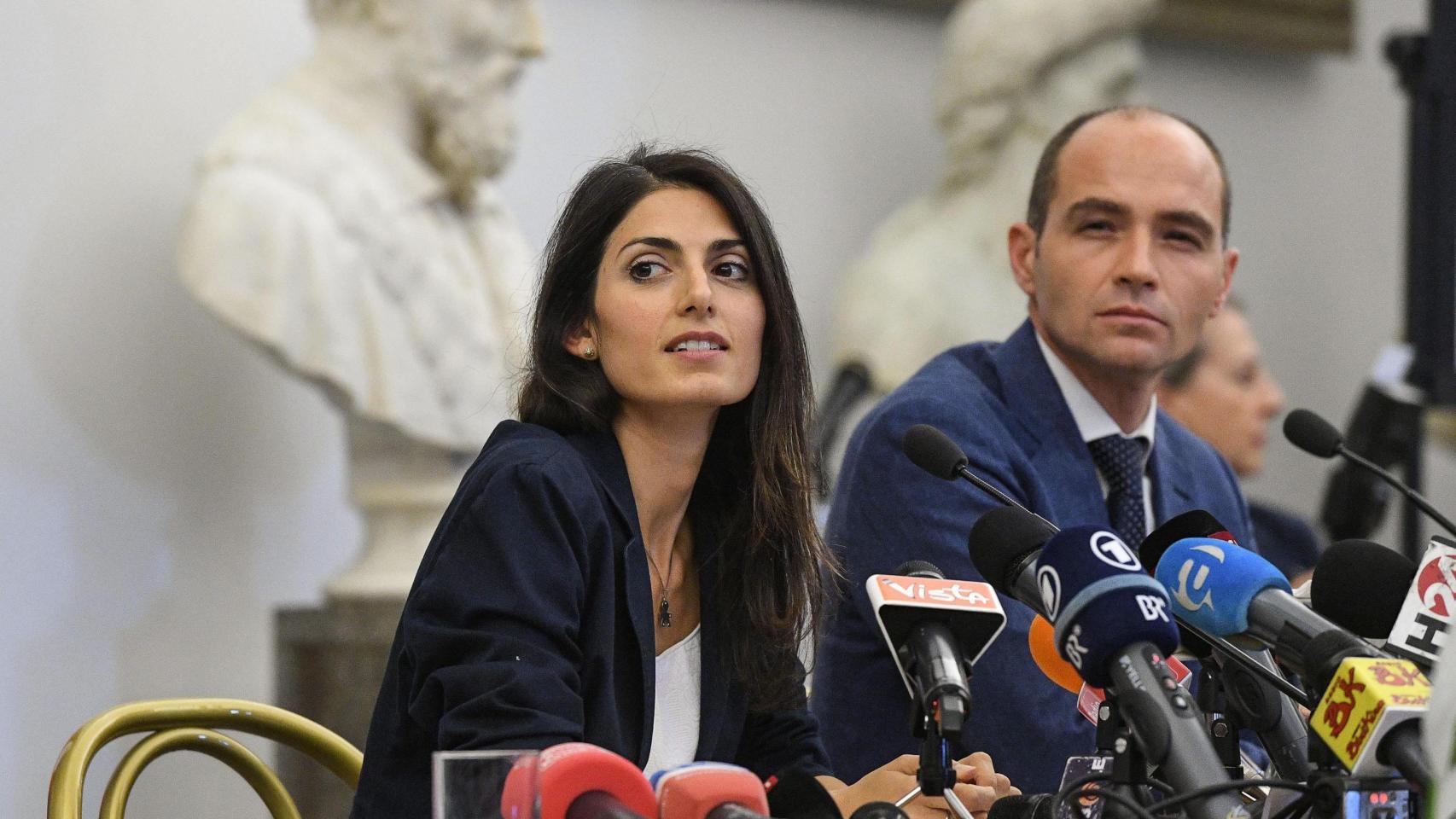 Virginia Raggi con su jefe de gabinete, Daniele Frongia.