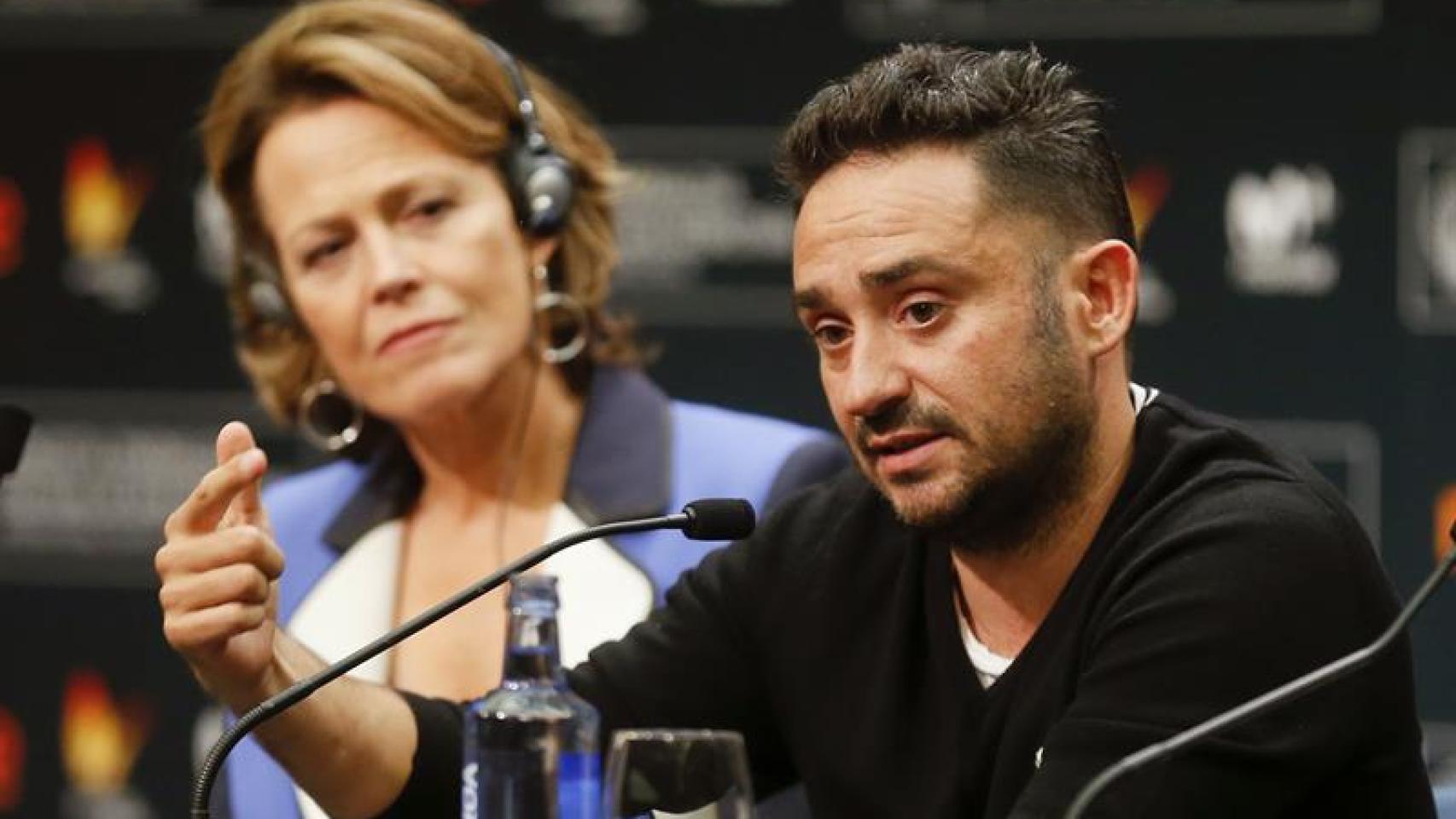 Bayona junto a Sigourney Weaver en la rueda de prensa del filme.