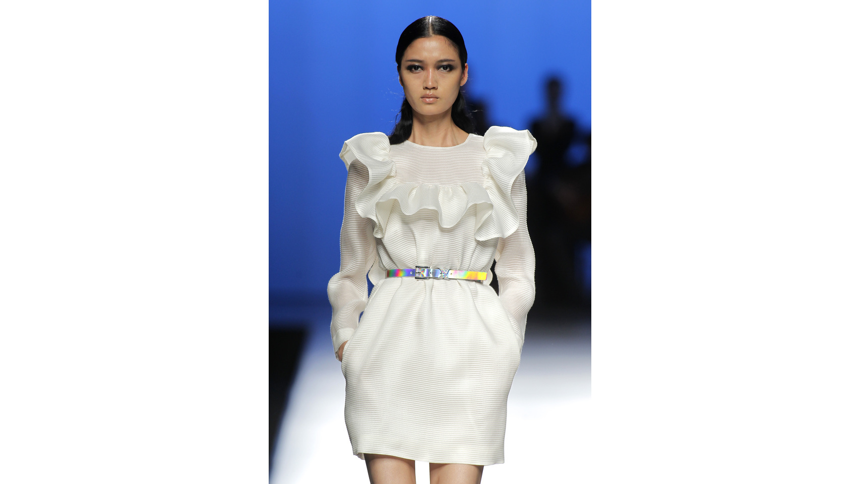 Volantes que aparecen en cuellos, mangas y faldas.