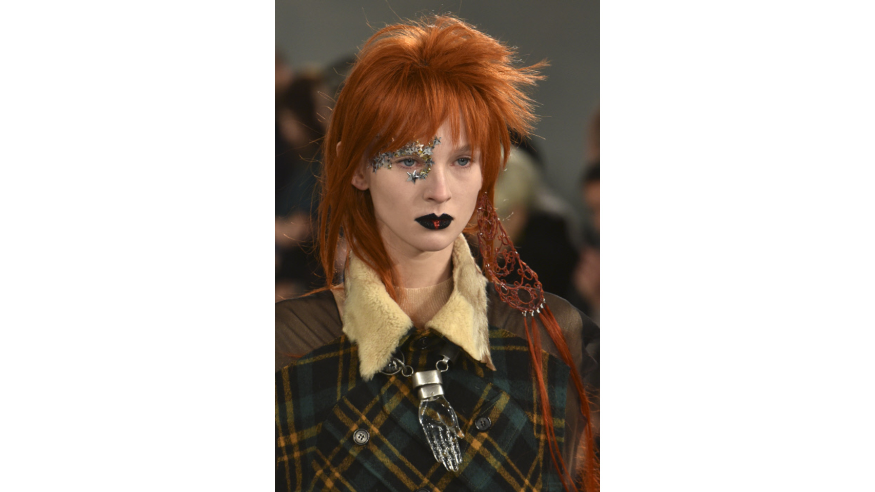 Peluquería y maquillaje durante el desfile de Maison Margiela en 2016.