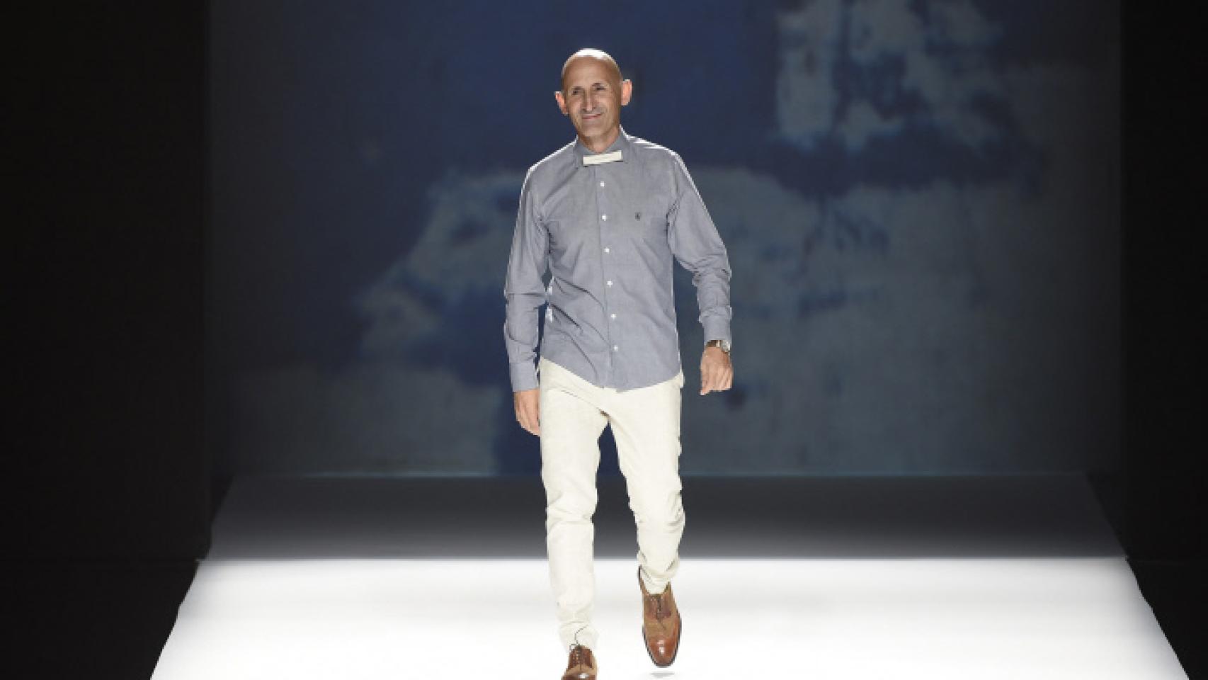 Una vez finalizado el desfile el diseñador sale a saludar.