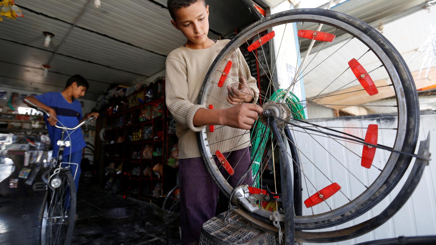 Un refugiado sirio trabaja en un campo de acogida jordano.