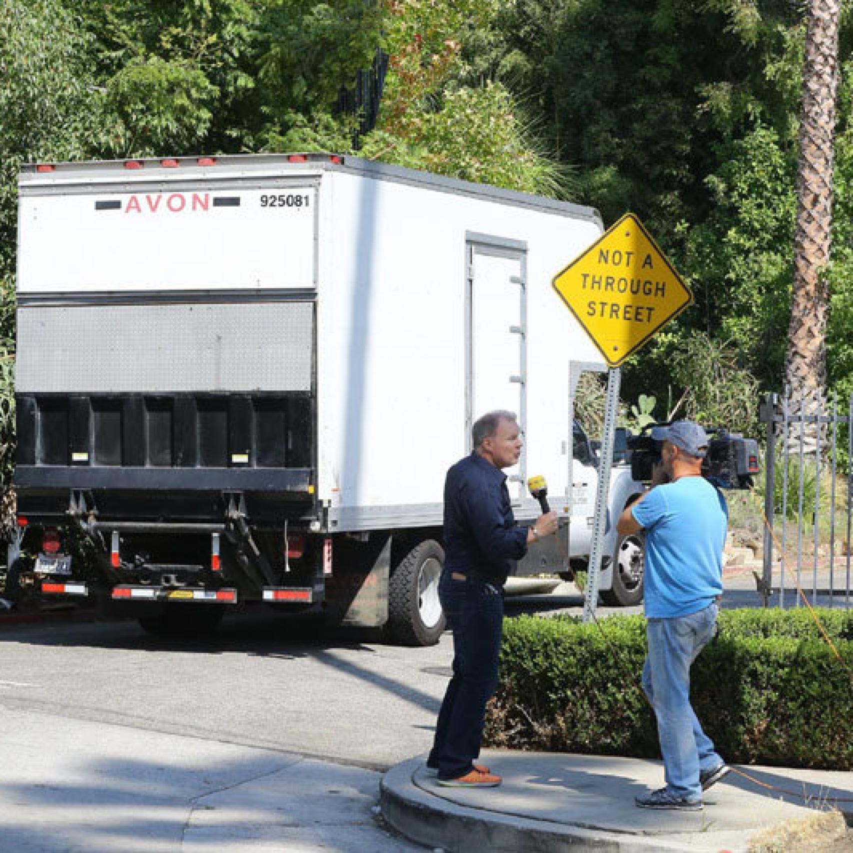Camión entrando a la casa de Brad y Angelina para recoger muebles