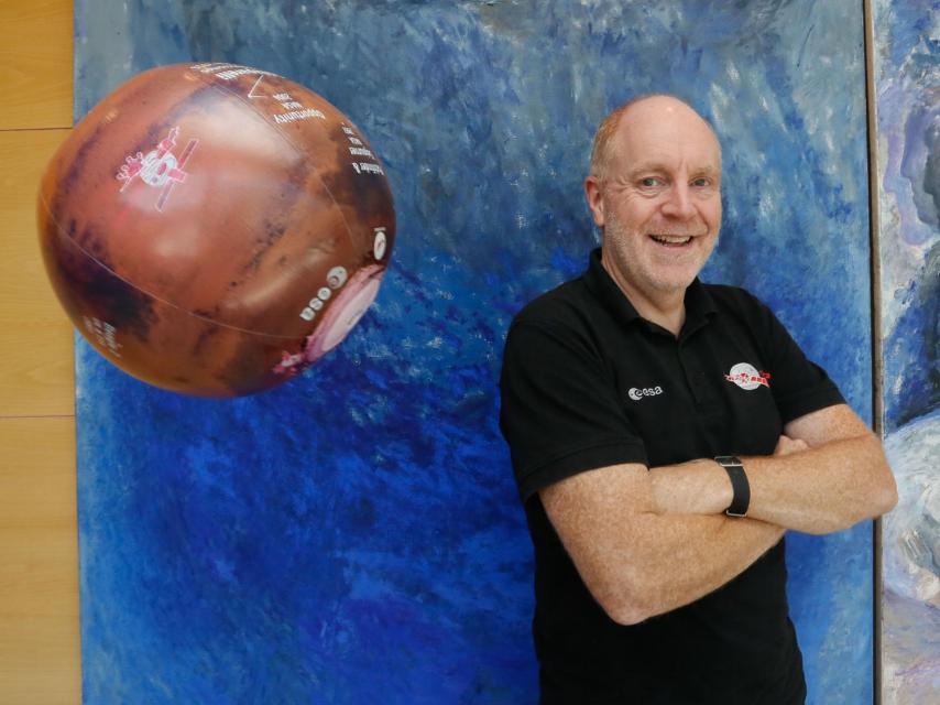 El asesor de la ESA, con un Marte hinchable.