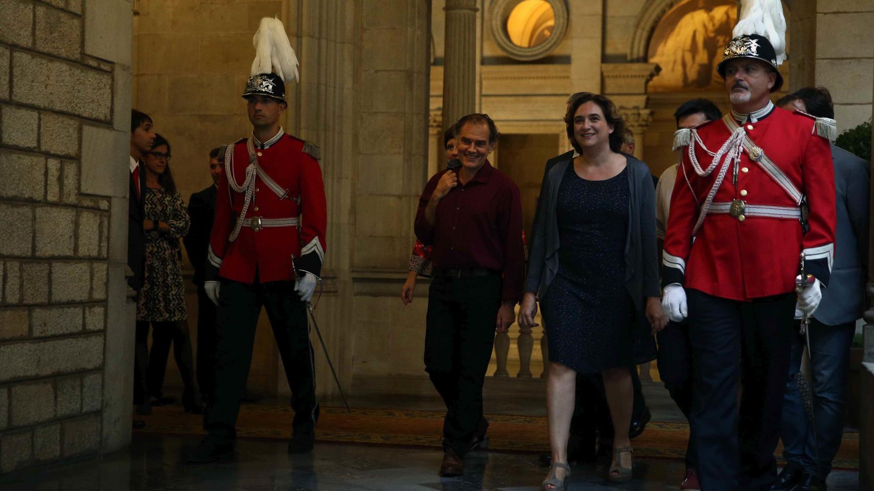 Javier Pérez Andújar junto a la alcaldesa de Barcelona, Ada Colau.