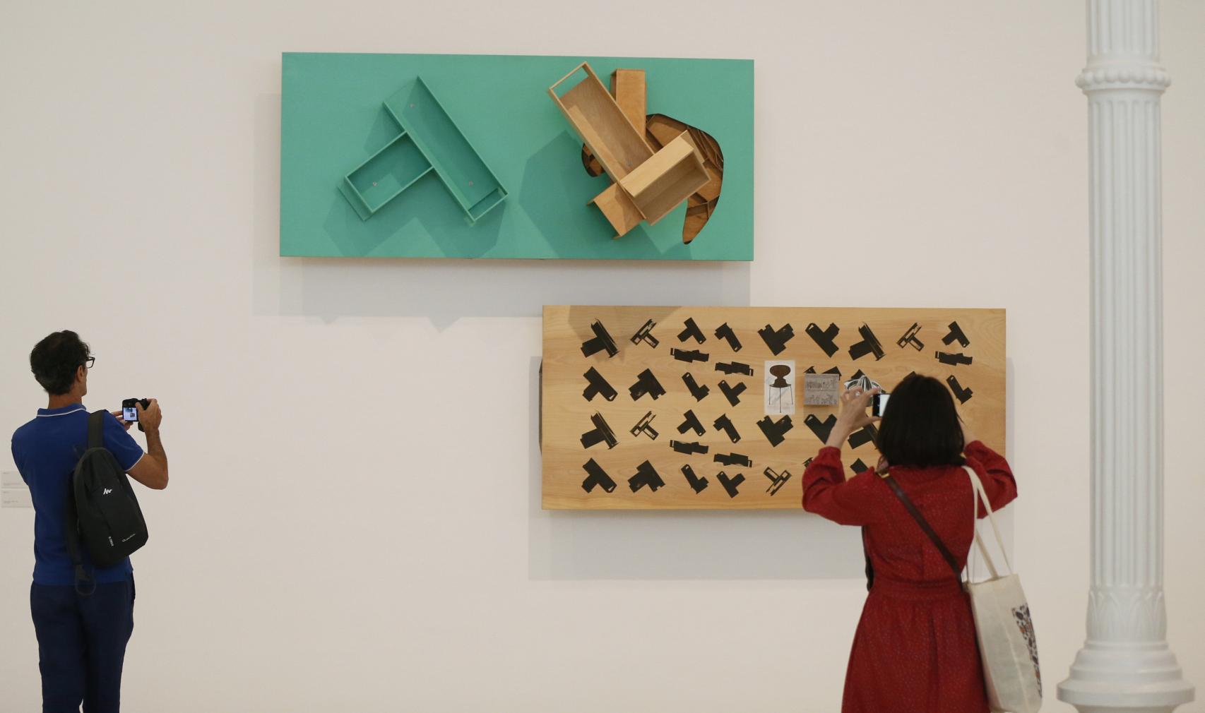 Visitantes ante una de las instalaciones de Txomin Badiola, en el Retiro.